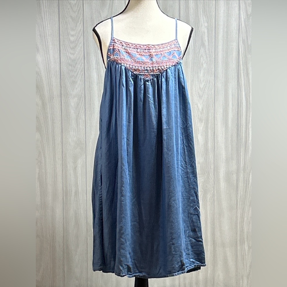 Crown & Ivy Beach Embroidered Smocked Chambray Sleeveless Summer Dress Size XS